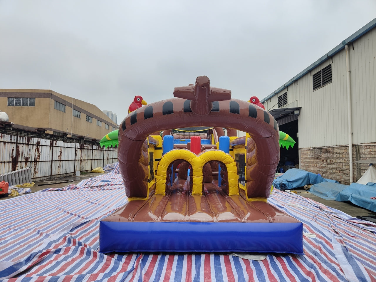 Obstáculo Inflable Gigante Temático Barco Pirata