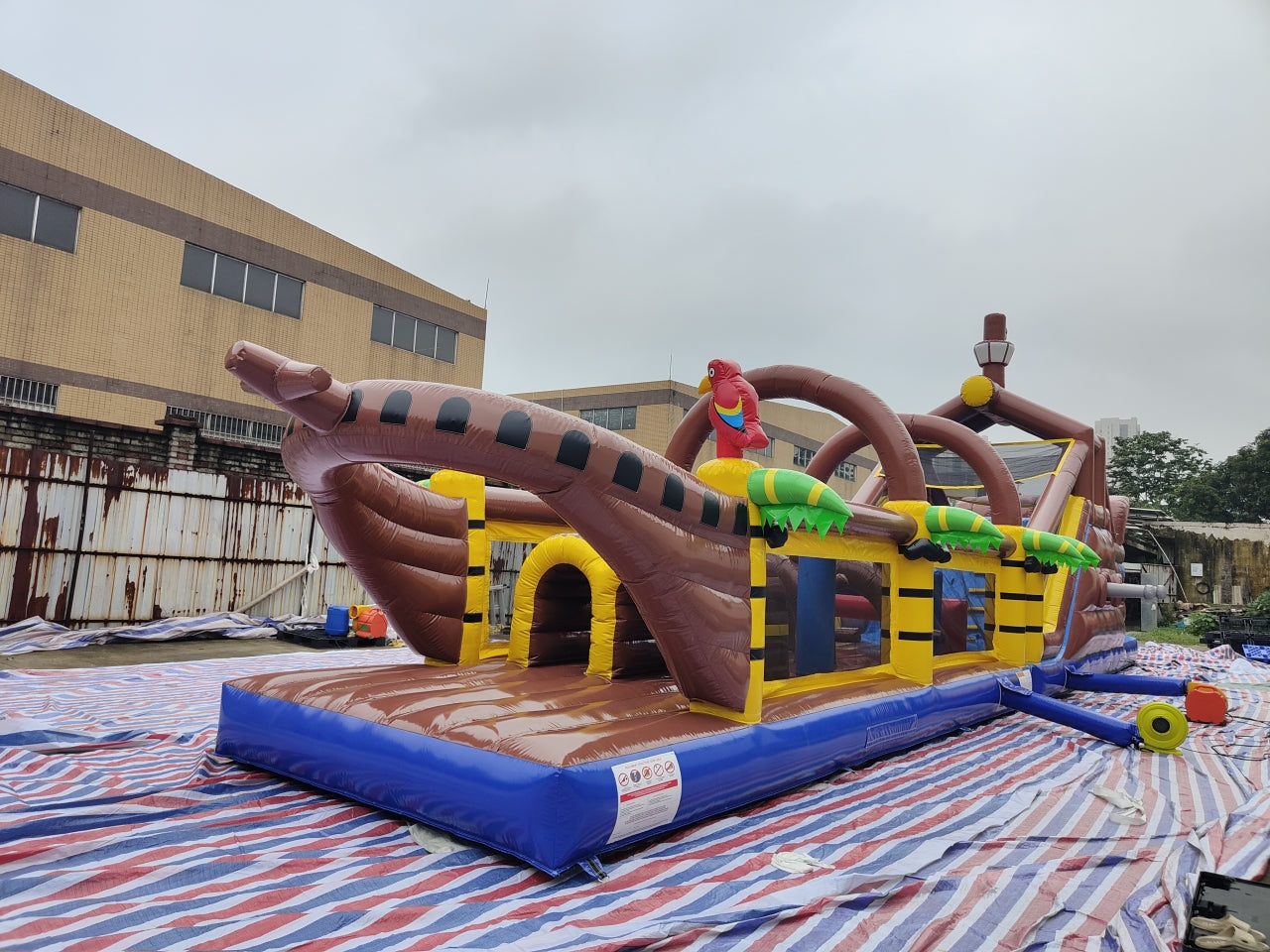 Obstáculo Inflable Gigante Temático Barco Pirata