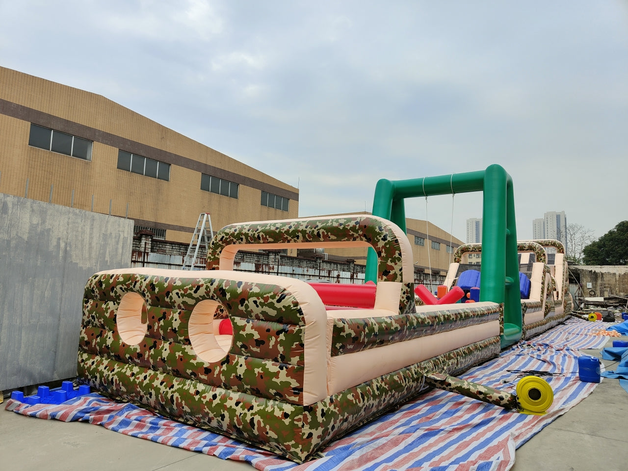 Obstáculo Inflable Temático Militante