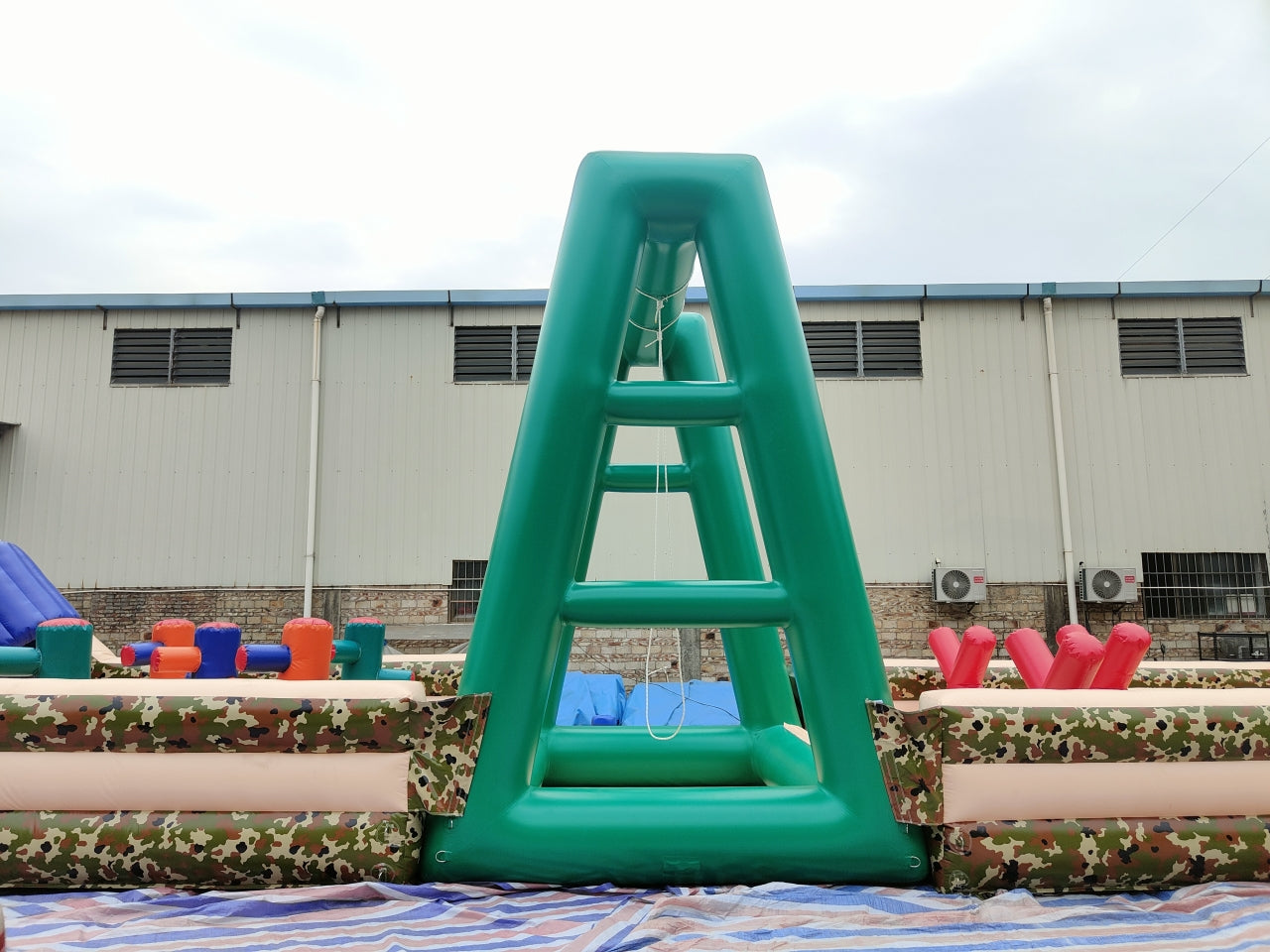 Obstáculo Inflable Temático Militante