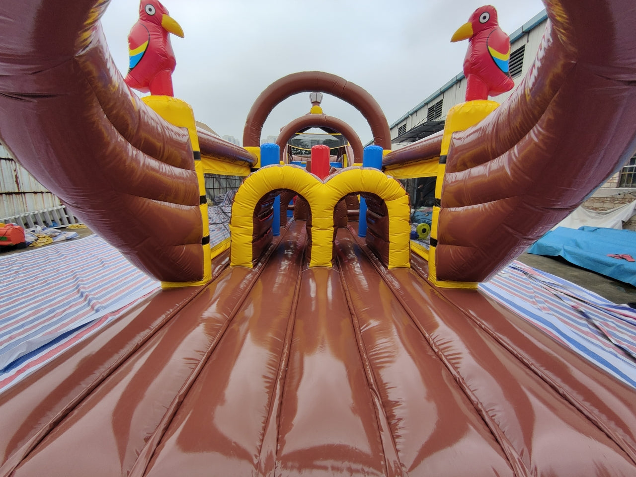 Obstáculo Inflable Gigante Temático Barco Pirata