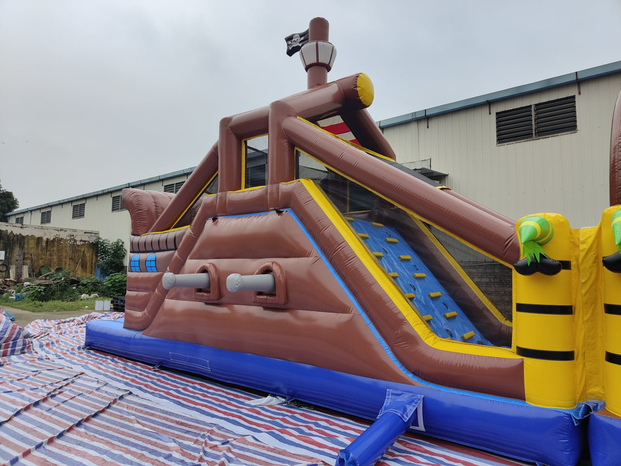 Obstáculo Inflable Gigante Temático Barco Pirata